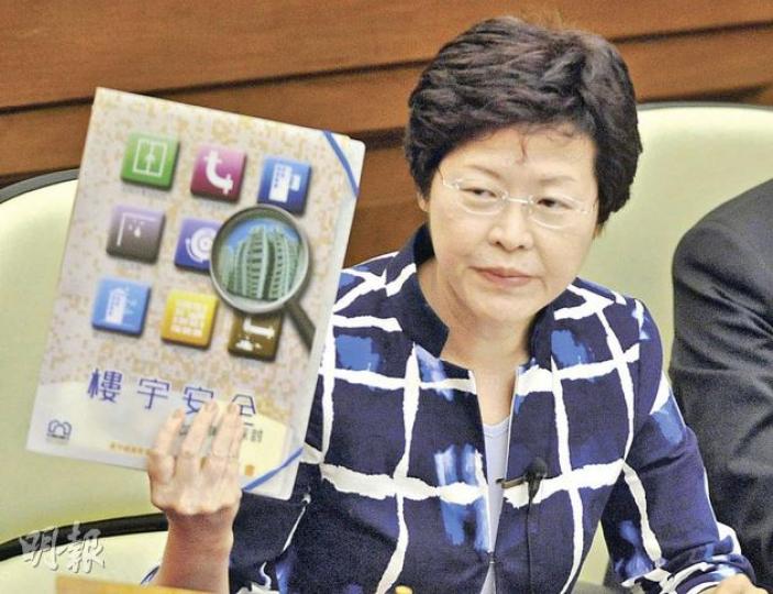 發展局長林鄭月娥表示,業主對屋宇署清拆令的遵循情况不理想,政府會認真研究是否引入清拆前的罰款。(劉焌陶攝) 發展局長林鄭月娥表示,業主對屋宇署清拆令的遵循情况不理想,政府會認真研究是否引入清拆前的罰款。(劉焌陶攝)