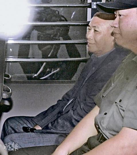 ，昨被撤銷保釋，還押候判，他表現鎮定，在囚車上更展露笑容。（余俊亮攝）