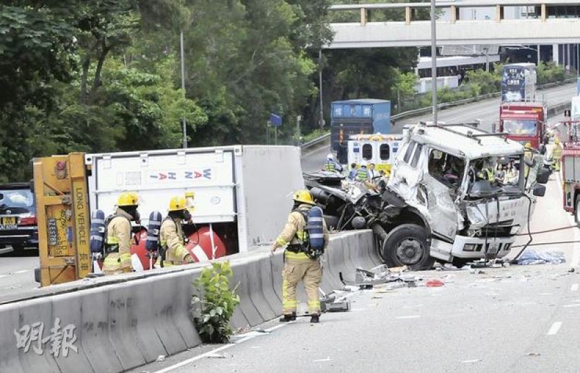 貨櫃車在城隧公路快線行駛時失控,車頭跨越路中分隔石壆,載着化學品的貨櫃則翻側。(林錫禮攝)貨櫃車載有有毒的第4類危險化學品,消防員處理有關鐵桶時,要穿上煙帽裝備,嚴陣以待。(葉漢華攝) 貨櫃車在城隧公路快線行駛時失控,車頭跨越路中分隔石壆,載着化學品的貨櫃則翻側。(林錫禮攝)貨櫃車載有有毒的第4類危險化學品,消防員處理有關鐵桶時,要穿上煙帽裝備,嚴陣以待。(葉漢華攝)