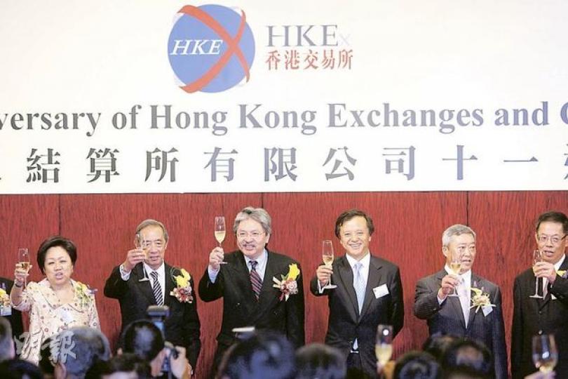 港交所昨舉行上市11周年誌慶酒會 。行政總裁李小加昨日就延長交易時段擺出有商有量的姿態。圖左起史美倫、夏佳理、曾俊華、李小加、陳子政、許照中。（郭慶輝攝）