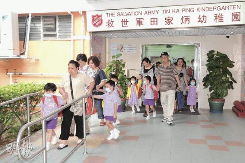 沙田乙明邨救世軍田家炳幼稚園一名5歲學童疑因猩紅熱死亡，校園即時宣布停課一周至本月28日。現場所見，學童放學時都已戴上口罩。 （衛永康攝）（明報製圖）（明報製圖）