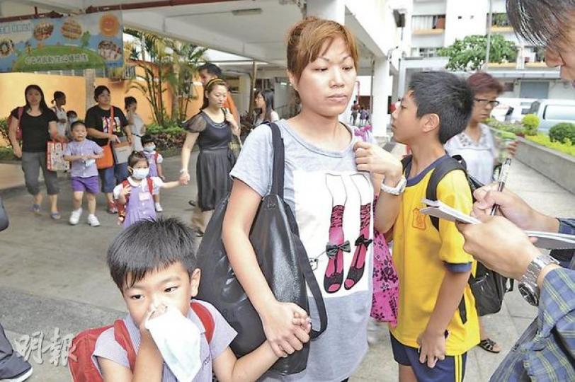 兒子就讀沙田救世軍田家炳幼稚園的毛太（中）表示，會加強家居及個人衛生、減少外出，校方已召開家長會交代事件並宣布停課。（衛永康攝）