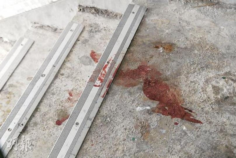 失常男子在寓所樓間揮剪自宮，現場遺下一灘血迹。（梁琬珊攝）