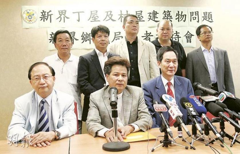 元朗6鄉及多名鄉議局成員昨表明下周二會發動超過1000人到立法會請願。前排中為十八鄉鄉委會主席梁福元、前右為鄉議局副主席林偉強。（林振東攝）