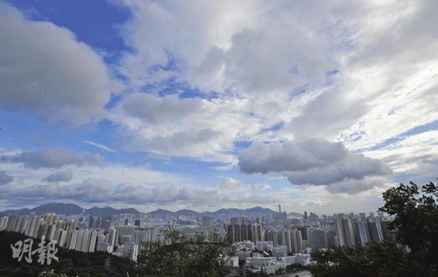 熱帶低氣壓「海馬」逼近，天文台預料它會逐漸增強成為熱帶風暴，而今明兩日風勢普遍增強，有狂風大驟雨，氣溫介乎26℃至30℃。（何家達攝）（明報製圖）