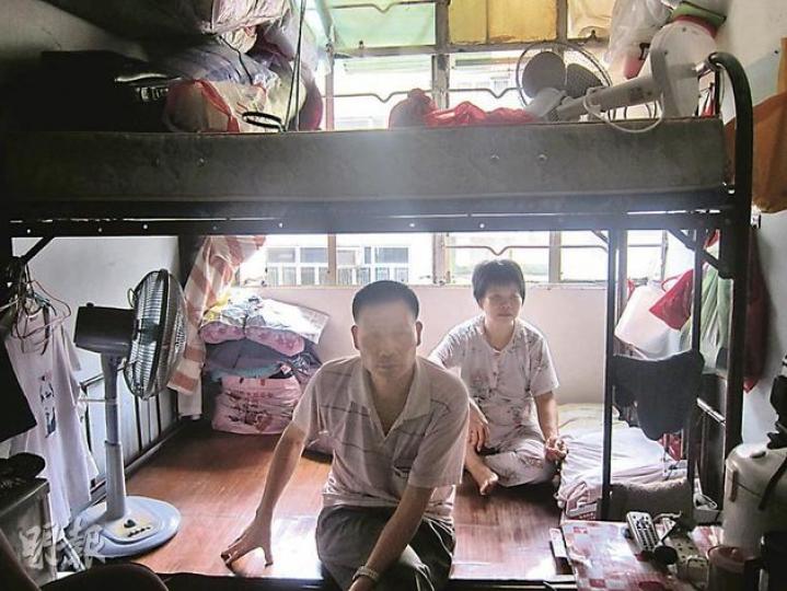 53歲患有糖尿病及白內障的何輝平與太太，現居住深水埗一個60多呎的板間房，六戶人共用廚房、廁所，居住環境惡劣。他盼能早日獲分配深水埗區內公屋。（林小詩攝）