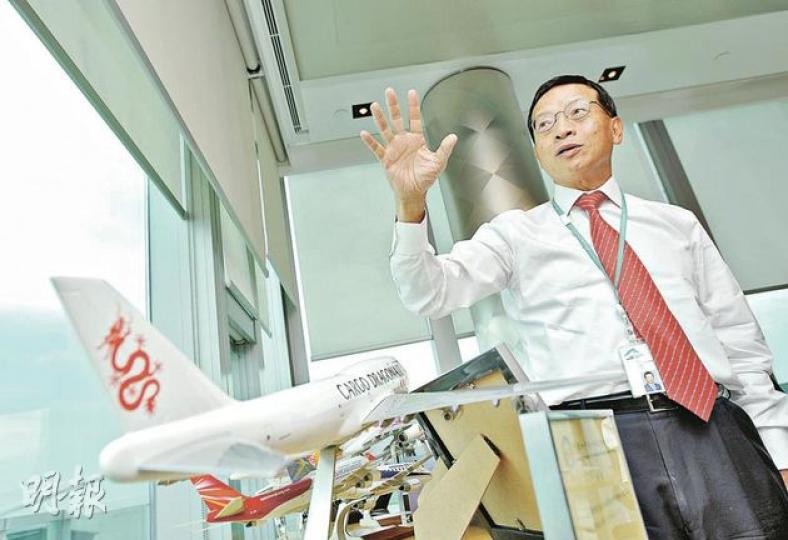機管局行政總裁許漢忠說，有信心內地空域會逐步開放，指內地不少城市正增建機場設施，空軍亦要配合國家發展，故此大家毋用太擔心，「發展是硬道理」。（葉漢華攝）（明報製圖）