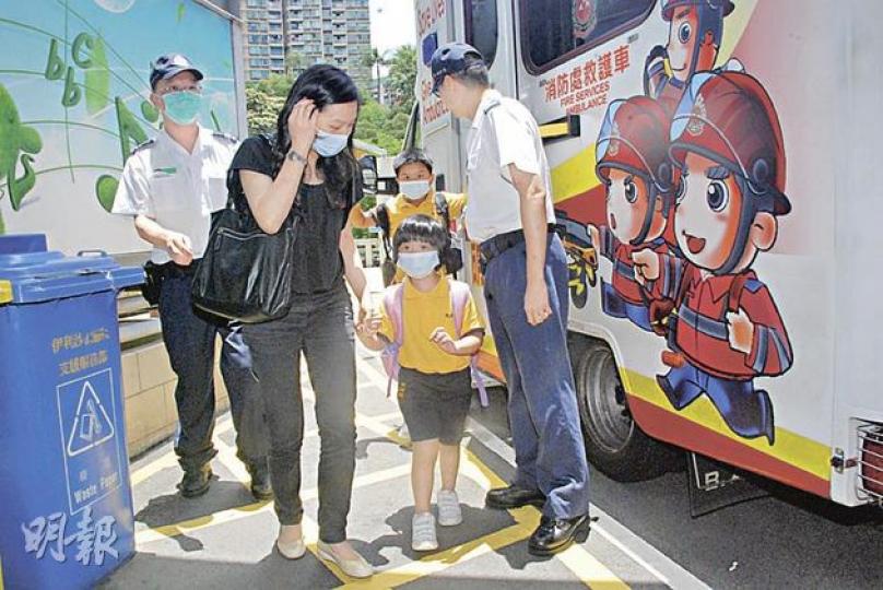 3名誤服滅蟻藥學童送院時仍可自行步下救護車，但為安全計，院方仍安排各人留院觀察。（雲錦鋒攝）