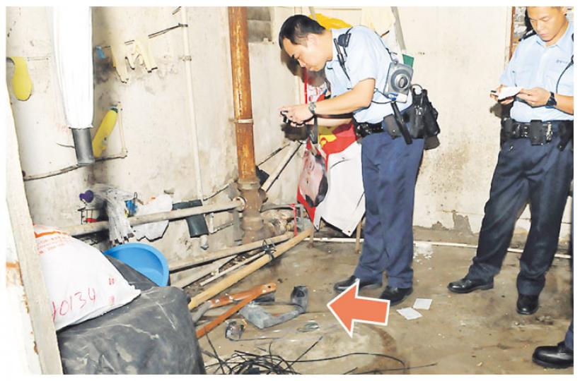 工人連人帶架從大廈天井高處墮下，警員事後在現場調查，拍下疑為肇事狗臂架（箭嘴示）。（林錫禮攝）工人疑因誤踏鬆脫狗臂架，從11樓飛墮1樓天井，身體多處嚴重受傷送院搶救，延至昨晚傷重不治。（屈俊樂攝）（明報製圖）