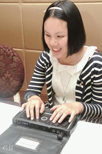 龍懷騫的點字電腦與一般筆記電腦的尺寸相若，但鍵盤設計則大有不同，她單靠觸摸鍵盤和聲音輔助便能上網和打文件。（陳淑安攝）