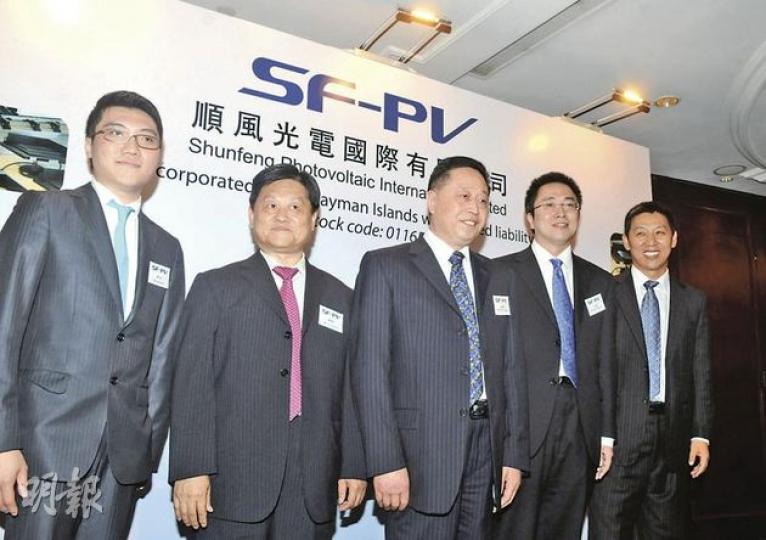 順風光電昨起推介,最多集資5.54億元,據悉其國際配售已獲2500萬美元認購,圖為公司董事長湯國強(中)出席投資者推介會。(陳淑安攝)金盾董事總經理陳秉輝相信,公司可將棉花成本上漲的壓力轉嫁消費者。(劉焌陶攝) 順風光電昨起推介,最多集資5.54億元,據悉其國際配售已獲2500萬美元認購,圖為公司董事長湯國強(中)出席投資者推介會。(陳淑安攝)金盾董事總經理陳秉輝相信,公司可將棉花成本上漲的壓力轉嫁消費者。(劉焌陶攝)