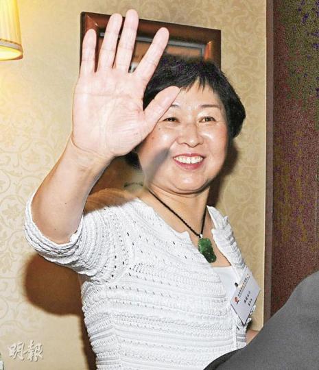 玖紙主席張茵昨日出席股東會後,一反常態積極回應記者問題,更突然「爆出」一兩句廣東話。(劉焌陶攝) 玖紙主席張茵昨日出席股東會後,一反常態積極回應記者問題,更突然「爆出」一兩句廣東話。(劉焌陶攝)