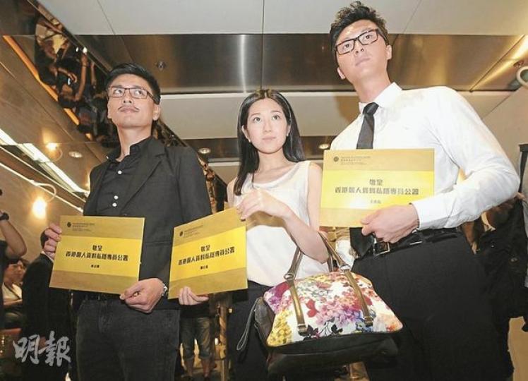 無綫藝人黃宗澤(左起)、陳自瑤及王浩信昨日向個人資料私隱專員公署遞信,投訴傳媒侵犯私隱,與黃宗澤同被偷拍的女藝人胡杏兒本來也在投訴人行列,但因工作未能親赴公署投訴。(余俊亮攝)個人資料私隱專員蔣任宏昨回應公署收到藝人投訴時,罕有地在未完成調查前便發表初步看法,指很大機會屬於違反個人資料守則,若調查屬實,將發出執行通知書。他表態時,圍着採訪的傳媒「咪牌」極多,除本港媒體,還有大批內地網站。(余俊亮攝) 無綫藝人黃宗澤(左起)、陳自瑤及王浩信昨日向個人資料私隱專員公署遞信,投訴傳媒侵犯私隱,與黃宗澤同被偷拍的女藝人胡杏兒本來也在投訴人行列,但因工作未能親赴公署投訴。(余俊亮攝)個人資料私隱專員蔣任宏昨回應公署收到藝人投訴時,罕有地在未完成調查前便發表初步看法,指很大機會屬於違反個人資料守則,若調查屬實,將發出執行通知書。他表態時,圍着採訪的傳媒「咪牌」極多,除本港媒體,還有大批內地網站。(余俊亮攝)
