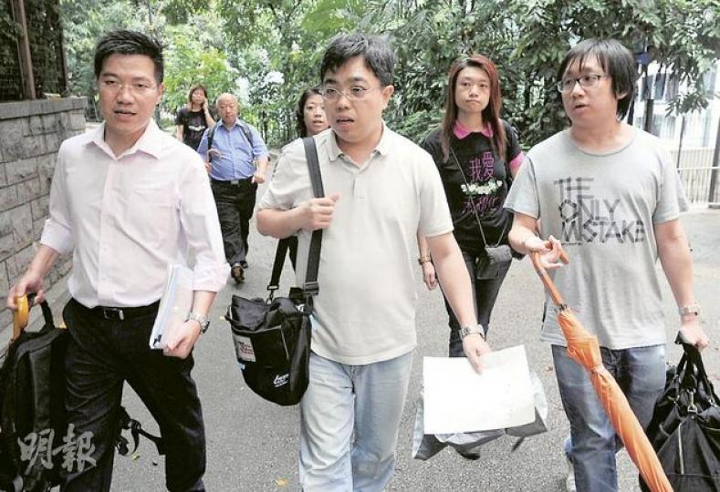 民陣昨日就警方發出的七一遊行不反對通知書上訴得直,公眾集會及遊行上訴委員會要求警方作出兩項修訂。圖為民陣召集人范國威(左)及七一遊行總負責人麥德正(中)。(何家達攝)(明報製圖) 民陣昨日就警方發出的七一遊行不反對通知書上訴得直,公眾集會及遊行上訴委員會要求警方作出兩項修訂。圖為民陣召集人范國威(左)及七一遊行總負責人麥德正(中)。(何家達攝)(明報製圖)