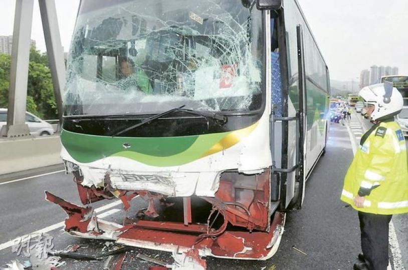 其中一輛遇事旅遊巴,車頭嚴重損毁,意外共造成21人受傷。(林錫禮攝)將軍澳隧道公路造成4車連環相撞的石頭(圖),事後被搬上警車運走。(林錫禮攝) 其中一輛遇事旅遊巴,車頭嚴重損毁,意外共造成21人受傷。(林錫禮攝)將軍澳隧道公路造成4車連環相撞的石頭(圖),事後被搬上警車運走。(林錫禮攝)
