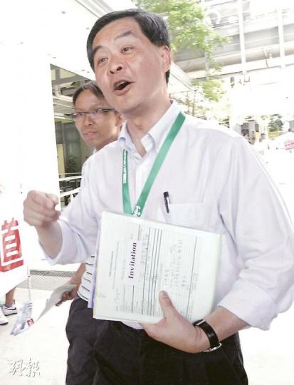 行政會議召集人梁振英昨日出席一個論壇後,批評部分參與七一遊行的示威者不顧市民安危,應受到譴責。(李紹昌攝) 行政會議召集人梁振英昨日出席一個論壇後,批評部分參與七一遊行的示威者不顧市民安危,應受到譴責。(李紹昌攝)