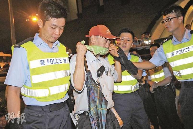 75歲劉伯——我不覺得累(坐至凌晨4時),反而要告訴政府我們的訴求,而家散散吓步被警察拉,唯有當去警局見識吓。(何家達攝)家庭主婦蔡小姐——不知政府的良心去了哪裏,市民手無寸鐵,沒有激進行為也要上手扣,我沒有想過要與警察敵對,如果不是怕家人擔心、不想被捕,一定抗爭到底。(余俊亮攝)24歲游先生——我是普通市民,只希望為社會做點事,不想行完就算,不過驚被屋企人認到,唯有戴面具。(李紹昌攝)17歲陳同學——我首次參與留守,雖然未知會不會有後果,但覺得值得,之前也參加過反高鐵立法會集會。(何家達攝) 75歲劉伯——我不覺得累(坐至凌晨4時),反而要告訴政府我們的訴求,而家散散吓步被警察拉,唯有當去警局見識吓。(何家達攝)家庭主婦蔡小姐——不知政府的良心去了哪裏,市民手無寸鐵,沒有激進行為也要上手扣,我沒有想過要與警察敵對,如果不是怕家人擔心、不想被捕,一定抗爭到底。(余俊亮攝)24歲游先生——我是普通市民,只希望為社會做點事,不想行完就算,不過驚被屋企人認到,唯有戴面具。(李紹昌攝)17歲陳同學——我首次參與留守,雖然未知會不會有後果,但覺得值得,之前也參加過反高鐵立法會集會。(何家達攝)