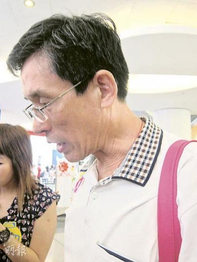來自深圳福田的韓先生與太太昨日參加本港商場舉辦的內地點對點購物團,他於5小時已消費5萬至6萬港元。(林小詩攝) 來自深圳福田的韓先生與太太昨日參加本港商場舉辦的內地點對點購物團,他於5小時已消費5萬至6萬港元。(林小詩攝)