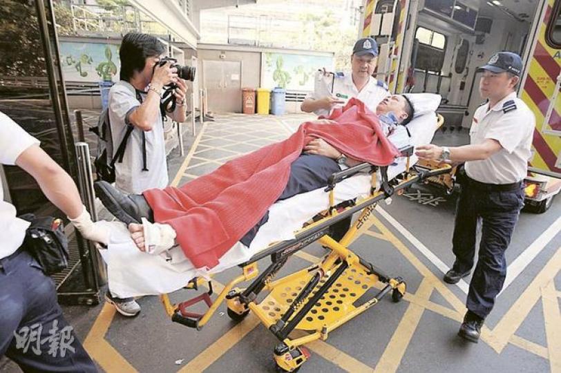 黃大仙金鳳街發生襲警事件,一名高級警員左腳扭傷送院。(樊銳昌攝)一名男子昨午涉襲警被捕,送院時被黑布蒙頭及反綁雙手伏在擔架牀。(樊銳昌攝) 黃大仙金鳳街發生襲警事件,一名高級警員左腳扭傷送院。(樊銳昌攝)一名男子昨午涉襲警被捕,送院時被黑布蒙頭及反綁雙手伏在擔架牀。(樊銳昌攝)
