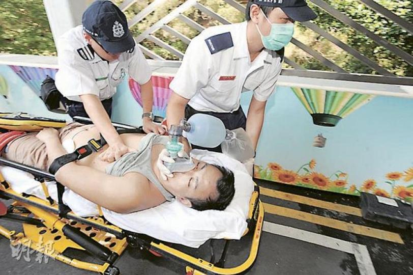 38歲男子昨日在寓所昏迷,送院期間救護員不斷為他施心肺復甦法,氣氛緊張。(樊銳昌攝) 38歲男子昨日在寓所昏迷,送院期間救護員不斷為他施心肺復甦法,氣氛緊張。(樊銳昌攝)