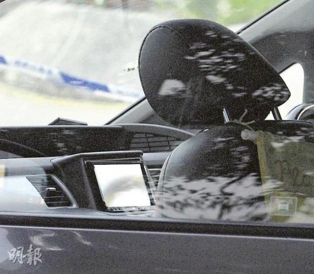 觸發警員拔槍案的七人車司機位旁裝有顯示屏，交通警認為是違規，遂開出驗車紙。（鍾炳然攝）
