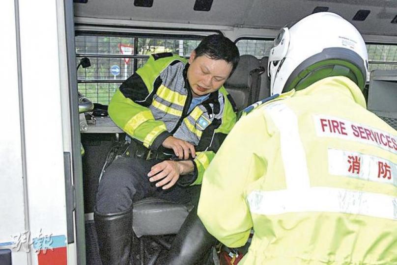 抄牌抄到拔槍的交通警員報稱手部受傷，需包紮治理。（鍾炳然攝）女乘客最後涉嫌襲警及藏有攻擊性武器被捕。（鍾炳然攝）電視台採訪車司機陳先生目睹警員拔槍經過，事後往警署協助調查。（鍾炳然攝）