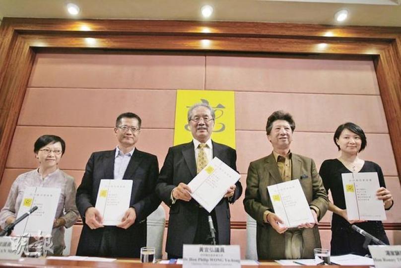 立法會政府帳目委員會包括何秀蘭（左起）、陳茂波、黃宜弘、湯家驊、李慧琼昨日召開記者會，批評政府在舉辦大型活動的財政預算方式上，沒有計算各部門承擔的開支，整個思維需要改變。（郭慶輝攝）民政事務局長曾德成昨日強調，東亞運得到各方稱讚，政府亦有審慎理財。（郭慶輝攝）
