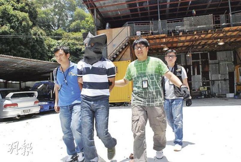 報稱是車場主人的南亞裔男子，涉嫌處理贓物被押返警署調查。（雲錦鋒攝）