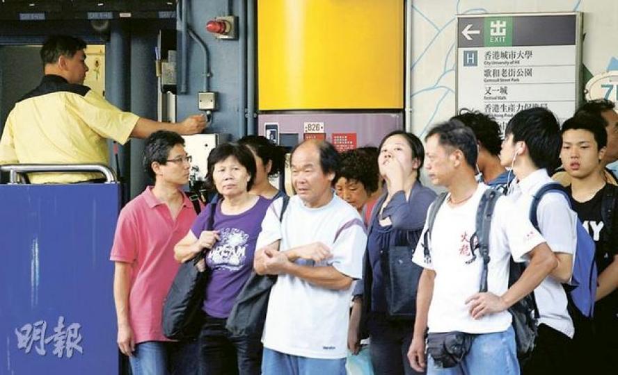 港鐵宣布向約1.2萬名員工加薪，九成半員工將加薪4.5%至6.8%，另獲相當於1.05個月薪的特別獎金，7月起生效。不過，6個工會表明不滿加幅低於要求7%，不排除發起工業行動。 （林振東攝）港鐵資方昨與6個工會會面，工會表明不滿意加薪方案，港鐵員工總會理事長林偉強（左）表示將先諮詢員工意見，不排除發起工業行動。（袁柏恩攝）