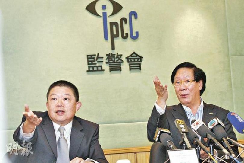 監警會去年收到涉及警方投訴大增近六成，當中近八成涉及警方態度或禮貌，監警會委員鄭經翰（右）建議警方改善前線人員態度。因應投訴增加，監警會秘書長朱敏健（左）稱年底前會增聘人手應付。（李紹昌攝）
