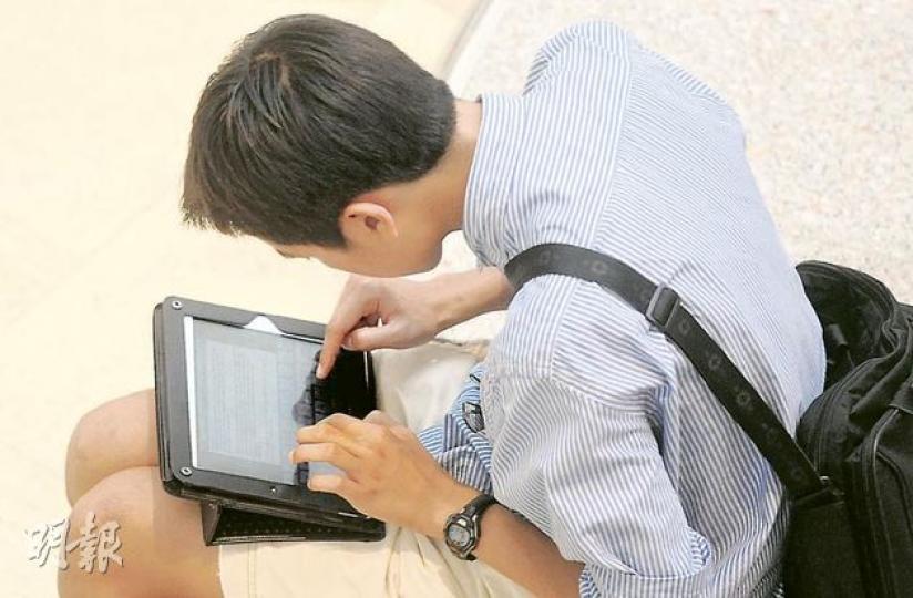 平板電腦功能多，容易令人沉迷，如用家不自覺長時間低頭使用，可能會引致脊椎退化現象，引發頭痛、頸痛、上肢麻痺和無力等問題。（尹錦恩攝）正常人頸部的生理孤度呈C字形（紅色線），圖為經常低頭使用平板電腦的病人X光片，其頸部生理弧度消失，接近直線（藍色線），頸椎骨之間空隙漸收窄。（余卓善攝）（明報製圖）