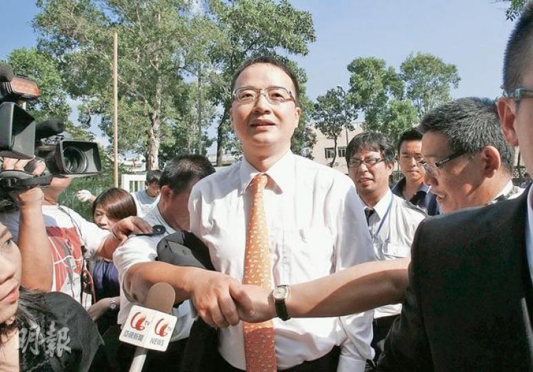 亞視大股東王征(中)聲言,自己只是看電視才得知有關江澤民逝世的消息,又說自己都希望這消息不是真實的。(林振東攝) 亞視大股東王征(中)聲言,自己只是看電視才得知有關江澤民逝世的消息,又說自己都希望這消息不是真實的。(林振東攝)