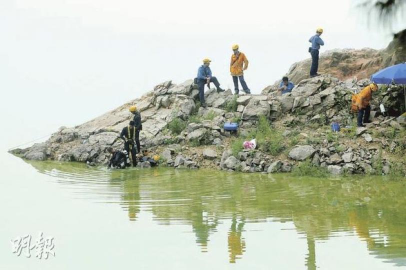 消防潛水員潛入船灣淡水湖,搜索懷疑在釣魚期間墮水失蹤的男子。(何朝財攝) 消防潛水員潛入船灣淡水湖,搜索懷疑在釣魚期間墮水失蹤的男子。(何朝財攝)