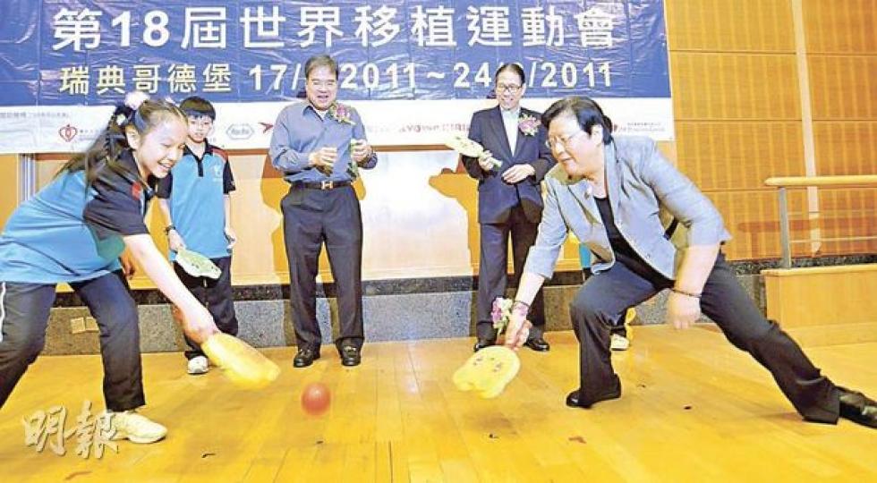 全國人大常委范徐麗泰(右)坦言未夠信心選特首。圖為她昨出席第18屆世界移植運動會祝捷大會,與小運動員切磋球技。(葉漢華攝)前教育統籌局常任秘書長羅范椒芬表示支持范太參選,但強調對方未有找她「埋班」。(葉漢華攝) 全國人大常委范徐麗泰(右)坦言未夠信心選特首。圖為她昨出席第18屆世界移植運動會祝捷大會,與小運動員切磋球技。(葉漢華攝)前教育統籌局常任秘書長羅范椒芬表示支持范太參選,但強調對方未有找她「埋班」。(葉漢華攝)