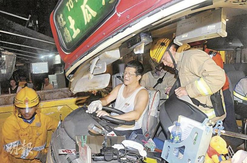 小巴失控撞向路邊環保車斗,司機由消防員救出時仍清醒,但其後情况危殆。(蔡方山攝) 小巴失控撞向路邊環保車斗,司機由消防員救出時仍清醒,但其後情况危殆。(蔡方山攝)