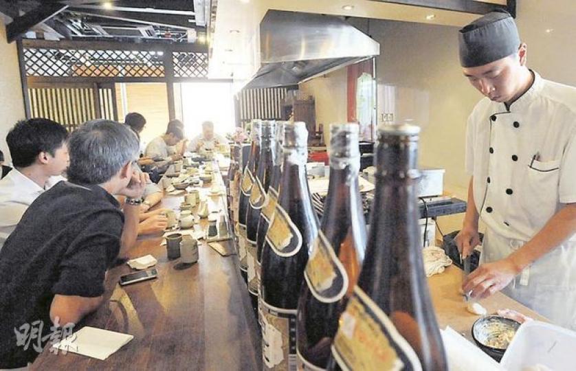 位於灣仔、走高檔食肆路線的誠日本料理,在日本大地震後4個月,生意較地震後初期已大為改善,午市更座無虛席,餐廳董事黃乃平稱,營業額仍未回復地震前水平,要「以守為攻」。(葉漢華攝)
位於灣仔、走高檔食肆路線的誠日本料理,在日本大地震後4個月,生意較地震後初期已大為改善,午市更座無虛席,餐廳董事黃乃平稱,營業額仍未回復地震前水平,要「以守為攻」。(葉漢華攝)