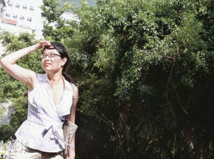 因塌樹意外痛失妹妹的莊紹賢,已走出幽谷,更笑言經歷6天的死因聆訊,自己已成了半個樹木專家。她亦盼望將妹妹意外帶來的經歷,與其他同路人分享。(李紹昌攝) 因塌樹意外痛失妹妹的莊紹賢,已走出幽谷,更笑言經歷6天的死因聆訊,自己已成了半個樹木專家。她亦盼望將妹妹意外帶來的經歷,與其他同路人分享。(李紹昌攝)