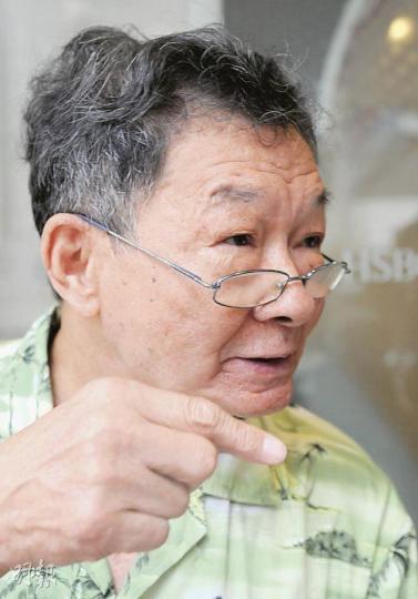 已退休的黃先生認為iBond的息率較高及風險偏低,昨日已認購兩手 。(劉焌陶攝)iBond昨日開始讓市民認購,但黃女士認為每人的認購額偏低,回報亦不吸引。(劉焌陶攝) 已退休的黃先生認為iBond的息率較高及風險偏低,昨日已認購兩手 。(劉焌陶攝)iBond昨日開始讓市民認購,但黃女士認為每人的認購額偏低,回報亦不吸引。(劉焌陶攝)