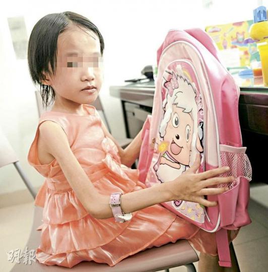 「皮包骨」7歲港籍女孩「童童」感激好心人送上的裙子及喜羊羊背囊,沉默的她昨在番禺救助站內不時露出笑容,網民均對她終獲生母接回香港生活表示欣慰。(余俊亮攝)童童的生父、生母及繼母昨分別乘坐兩輛「黑玻璃」七人車(圖)到達番禺救助站接走童童,記者事後才得悉童童亦在車內。(余俊亮攝) 「皮包骨」7歲港籍女孩「童童」感激好心人送上的裙子及喜羊羊背囊,沉默的她昨在番禺救助站內不時露出笑容,網民均對她終獲生母接回香港生活表示欣慰。(余俊亮攝)童童的生父、生母及繼母昨分別乘坐兩輛「黑玻璃」七人車(圖)到達番禺救助站接走童童,記者事後才得悉童童亦在車內。(余俊亮攝)