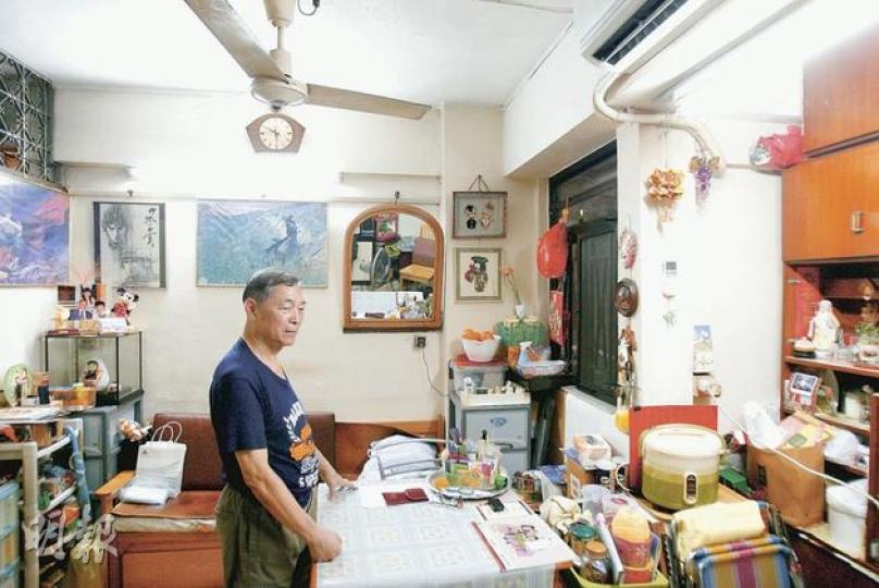郭伯伯居住於長沙灣一個500多平方呎的自置物業,每月靠7000多元退休金生活,暫無意申請長者安老按揭計劃。(林振東攝) 郭伯伯居住於長沙灣一個500多平方呎的自置物業,每月靠7000多元退休金生活,暫無意申請長者安老按揭計劃。(林振東攝)