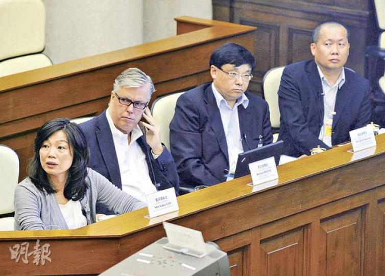 M+行政總監李立偉(左二)直言,不容博物館出現半點政治審查,更會爭取在港展出艾未未的藝術品。左一為民政事務局副秘書長甄美薇。(何家達攝) M+行政總監李立偉(左二)直言,不容博物館出現半點政治審查,更會爭取在港展出艾未未的藝術品。左一為民政事務局副秘書長甄美薇。(何家達攝)