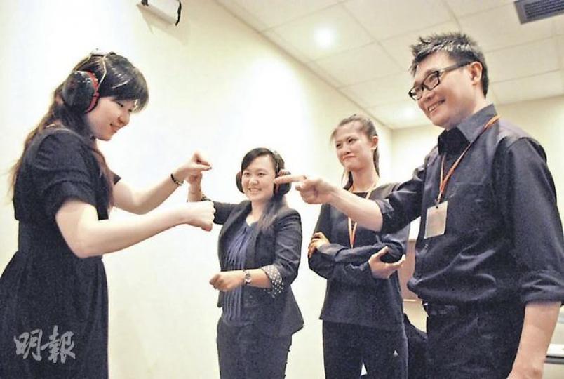 「無聲對話」體驗坊要求參加者戴耳筒體驗做聾人,合力完成挑戰,例如合演短劇。聾人導師Keith(右一)和Connie(右二)在旁指導。參加者需在無聲環境下,發掘言語以外的溝通方式。(阮穎嘉攝)
「無聲對話」體驗坊要求參加者戴耳筒體驗做聾人,合力完成挑戰,例如合演短劇。聾人導師Keith(右一)和Connie(右二)在旁指導。參加者需在無聲環境下,發掘言語以外的溝通方式。(阮穎嘉攝)