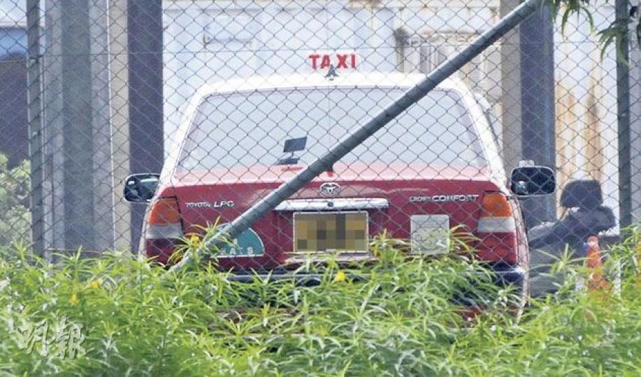 19歲少年曾經駕駛之的士,事後被拖到鰂魚涌汽車扣留中心等候調查。(蔡方山攝) 19歲少年曾經駕駛之的士,事後被拖到鰂魚涌汽車扣留中心等候調查。(蔡方山攝)