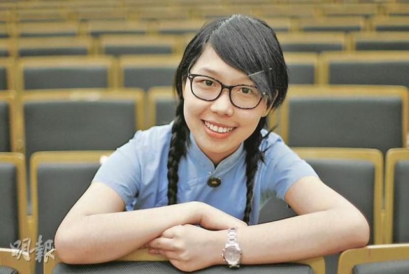 19歲的何欣倩兩年前患上急性血癌,被迫停學接受化療,但性格倔強的她未對「末代會考」死心,決意一年內進行密集式治療康復過來,去年會考更取得21分佳績,順利升讀中六。(林振東攝)19歲的唐國榮(右)身患無藥根治的腸胃病14載,曾進行大小手術十多次,多次出入深切治療部,頑疾何時「斷尾」也無人知曉,唐媽媽(左)坦言,每日為兒子洗腸,活到今天都非常感恩。國榮希望升讀大學,以報答媽媽的照顧。(林振東攝) 19歲的何欣倩兩年前患上急性血癌,被迫停學接受化療,但性格倔強的她未對「末代會考」死心,決意一年內進行密集式治療康復過來,去年會考更取得21分佳績,順利升讀中六。(林振東攝)19歲的唐國榮(右)身患無藥根治的腸胃病14載,曾進行大小手術十多次,多次出入深切治療部,頑疾何時「斷尾」也無人知曉,唐媽媽(左)坦言,每日為兒子洗腸,活到今天都非常感恩。國榮希望升讀大學,以報答媽媽的照顧。(林振東攝)