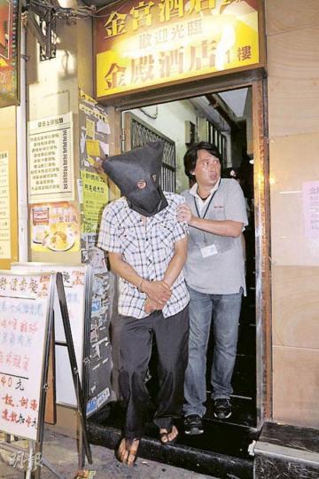西九龍反黑組探員昨晚在旺角砵蘭街搗破毒品飯堂,拘捕5男2女,當中一人被黑布蒙頭帶署。(衛永康攝) 西九龍反黑組探員昨晚在旺角砵蘭街搗破毒品飯堂,拘捕5男2女,當中一人被黑布蒙頭帶署。(衛永康攝)