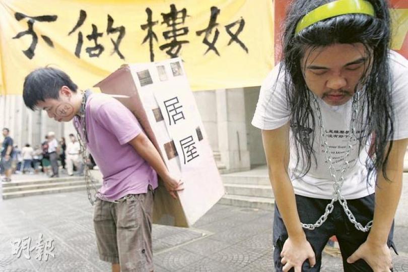 房屋是本港社會最關注議題,特首曾蔭權昨日到立法會出席答問大會,有市民趁機向特首請願,表示「不做樓奴」,要求復建居屋。(林振東攝)特首曾蔭權昨日在答問大會上指出,聽到市民對復建居屋有強烈訴求,明白「樓價貴、置業難」是核心社會矛盾,承諾10月公布的施政報告中,將全盤交代房屋政策。(李紹昌攝) 房屋是本港社會最關注議題,特首曾蔭權昨日到立法會出席答問大會,有市民趁機向特首請願,表示「不做樓奴」,要求復建居屋。(林振東攝)特首曾蔭權昨日在答問大會上指出,聽到市民對復建居屋有強烈訴求,明白「樓價貴、置業難」是核心社會矛盾,承諾10月公布的施政報告中,將全盤交代房屋政策。(李紹昌攝)