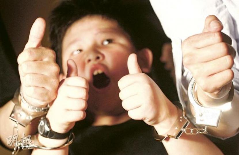 有家長帶同小孩參加立法會外示威,他們以手銬互相扣着手腕,包圍立會,其後和平散去。(林振東攝)人民力量發動示威,組成兩層手銬人鏈包圍立法會,抗議警方在七一遊行中以手銬鎖起示威者。(林振東攝)由中學生組成的「90後動員」,昨於立法會門外模仿網絡紅人「仆街少女」,盼以另類、冷靜手法展示訴求。(余俊亮攝)人民力量的示威者在答問大會完結後,意圖於遮打道「歡送」特首曾蔭權離開立法會,警方築起多層人鏈及鐵馬分隔。在眾多紙飛機中,有一架屬於教師王先生,他自言因不滿遞補機制,獻出人生「最激烈的一次」。(余俊亮攝) 有家長帶同小孩參加立法會外示威,他們以手銬互相扣着手腕,包圍立會,其後和平散去。(林振東攝)人民力量發動示威,組成兩層手銬人鏈包圍立法會,抗議警方在七一遊行中以手銬鎖起示威者。(林振東攝)由中學生組成的「90後動員」,昨於立法會門外模仿網絡紅人「仆街少女」,盼以另類、冷靜手法展示訴求。(余俊亮攝)人民力量的示威者在答問大會完結後,意圖於遮打道「歡送」特首曾蔭權離開立法會,警方築起多層人鏈及鐵馬分隔。在眾多紙飛機中,有一架屬於教師王先生,他自言因不滿遞補機制,獻出人生「最激烈的一次」。(余俊亮攝)