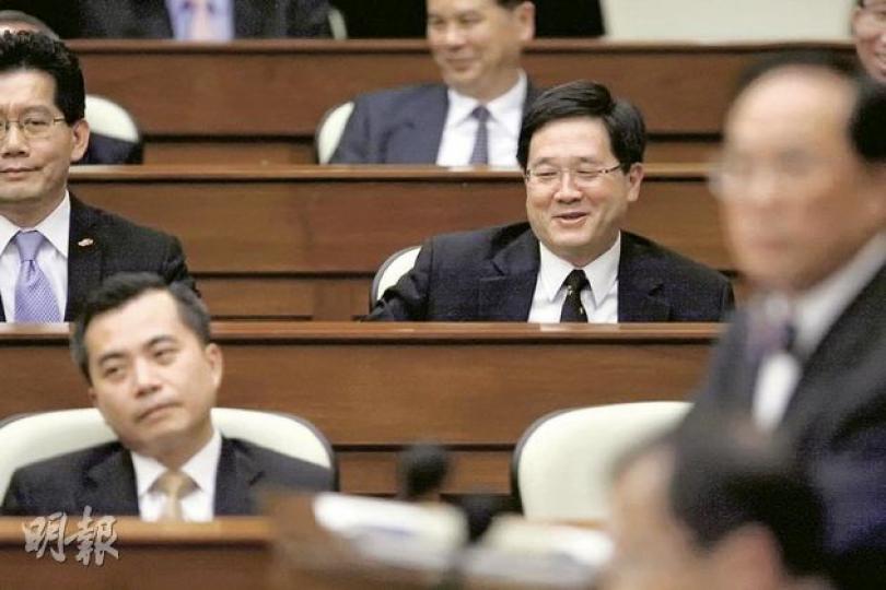 特首曾蔭權稱沒有官員阻止遞補機制不作諮詢,因這草案被市民要求下台的政制及內地事務局長林瑞麟,昨日列席答問大會時,面露笑容。(李紹昌攝) 特首曾蔭權稱沒有官員阻止遞補機制不作諮詢,因這草案被市民要求下台的政制及內地事務局長林瑞麟,昨日列席答問大會時,面露笑容。(李紹昌攝)