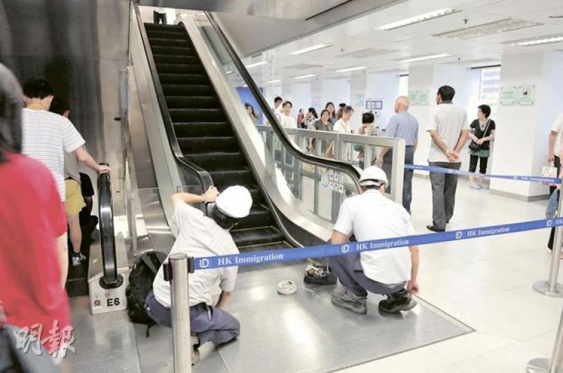 灣仔入境大樓扶手電梯冒煙,技工事後檢查相關電梯。(林錫禮攝) 灣仔入境大樓扶手電梯冒煙,技工事後檢查相關電梯。(林錫禮攝)