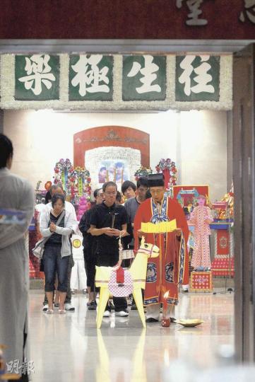 黎氏三母子昨晚在紅磡萬國殯儀館設靈,靈堂上掛上母子合照,以及特製紙紮木馬等祭品。(鍾炳然攝) 黎氏三母子昨晚在紅磡萬國殯儀館設靈,靈堂上掛上母子合照,以及特製紙紮木馬等祭品。(鍾炳然攝)